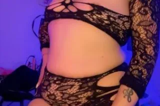 Sexy thick Latina Nikki is available for you papi 💋 - Image 1