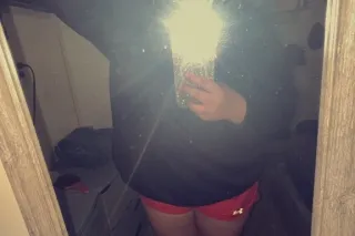 spicy white girl conent creator and down for sexuall favors😉 - Image 3